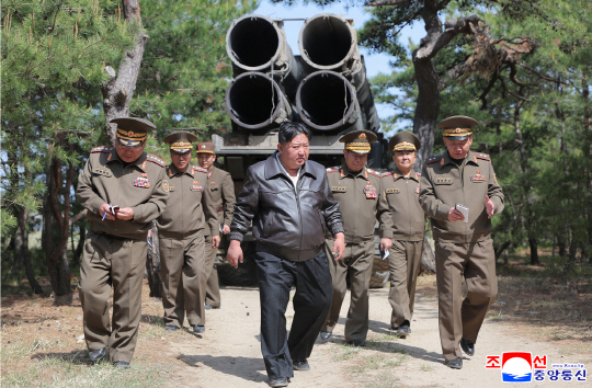 김정은 북한 국무위원장이 지난 5월8일 장거리포·미사일 체계 합동타격훈련을 지도했다고 조선중앙통신이 이튿날(9일) 보도했다.<조선중앙통신·연합뉴스 사진>